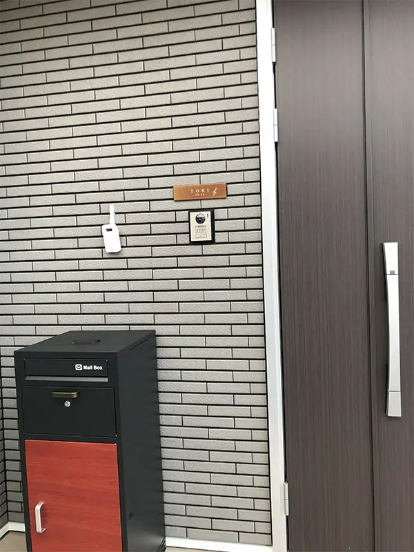 シックなカラーが大人な雰囲気をつくるおしゃれなタイル表札【hsm-12】