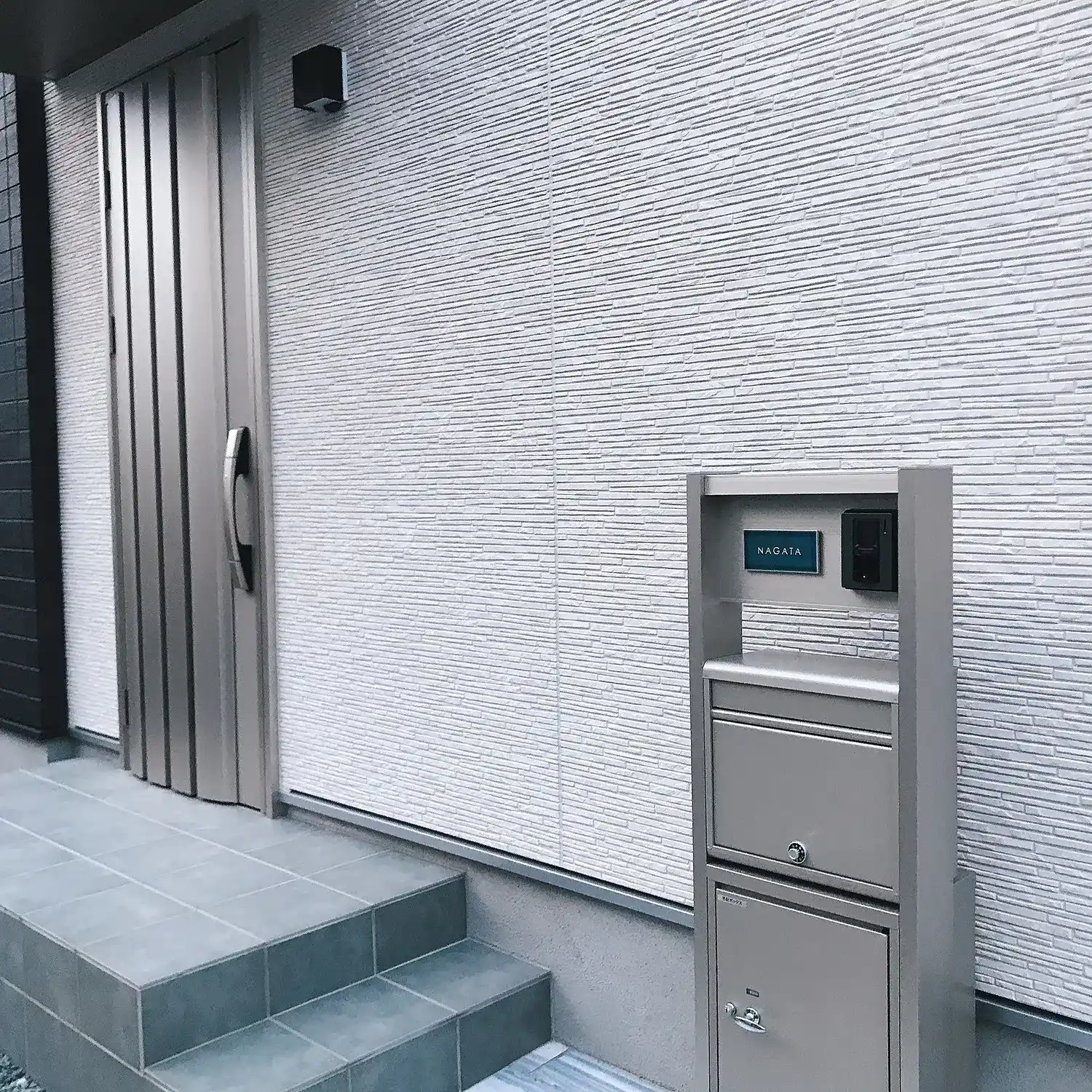 今っぽいニュアンスカラーが瑞々しいおしゃれなタイル表札【hsm-13】