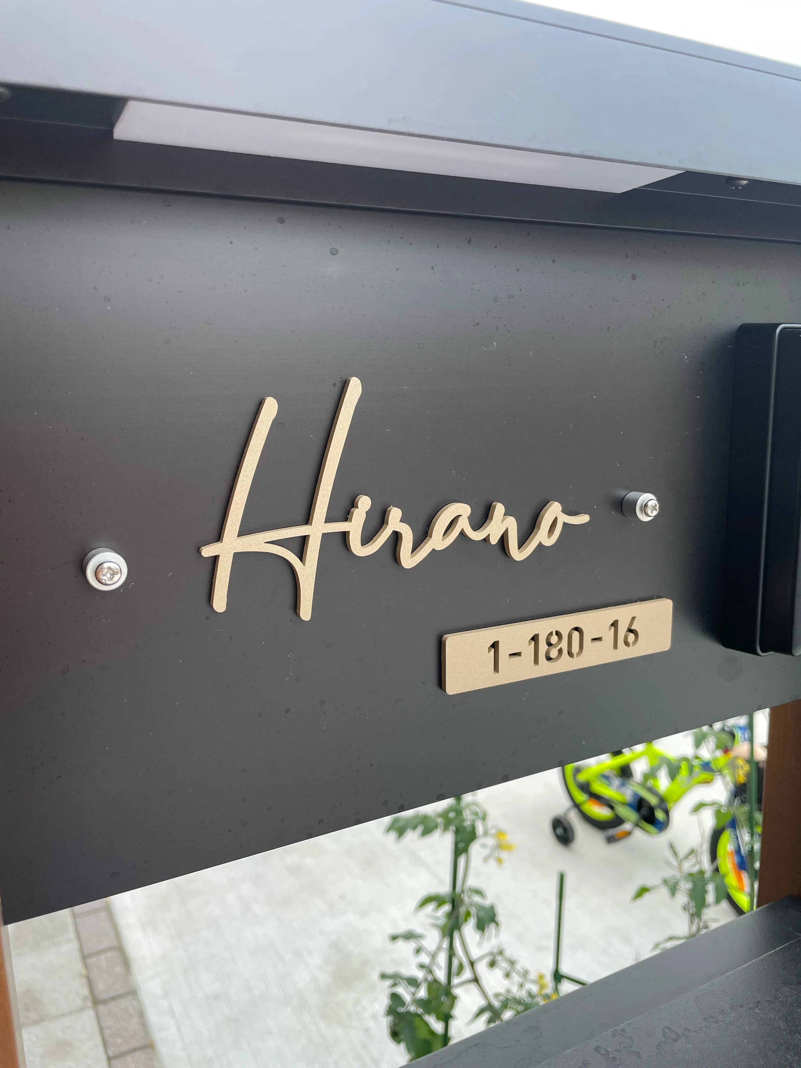 真鍮風のゴールド塗装 華奢でシンプルな手書き風切り文字表札【lcsr-22】