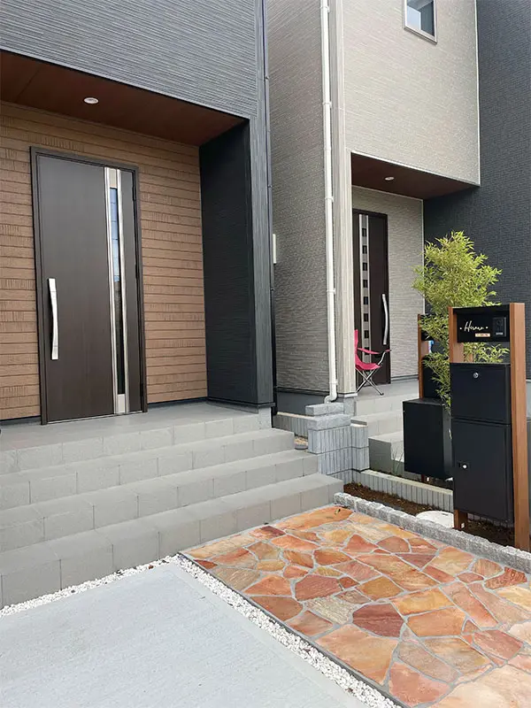 真鍮風のゴールド塗装 華奢でシンプルな手書き風切り文字表札【lcsr-22】