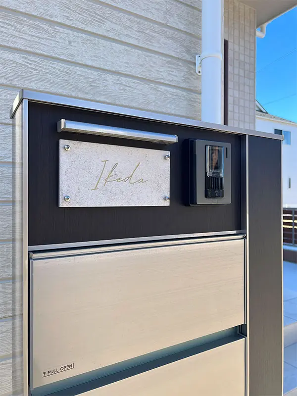 かわいい手のひらサイズで設置スペースの限られた機能門柱などにおすすめタイル表札【HSM-14】