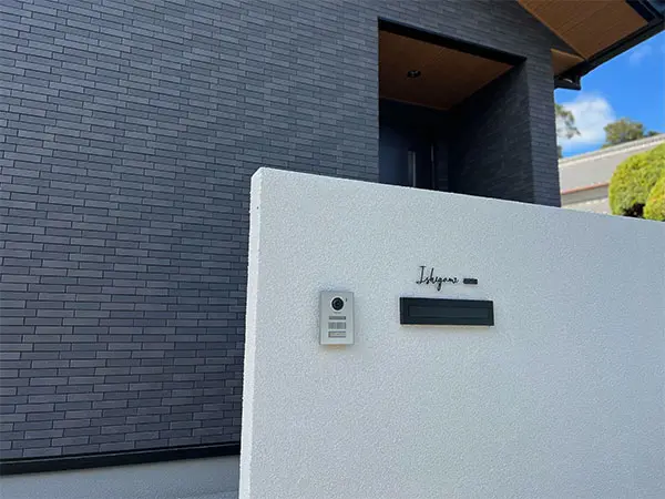 真鍮風のゴールド塗装 華奢でシンプルな手書き風切り文字表札【lcsr-22】