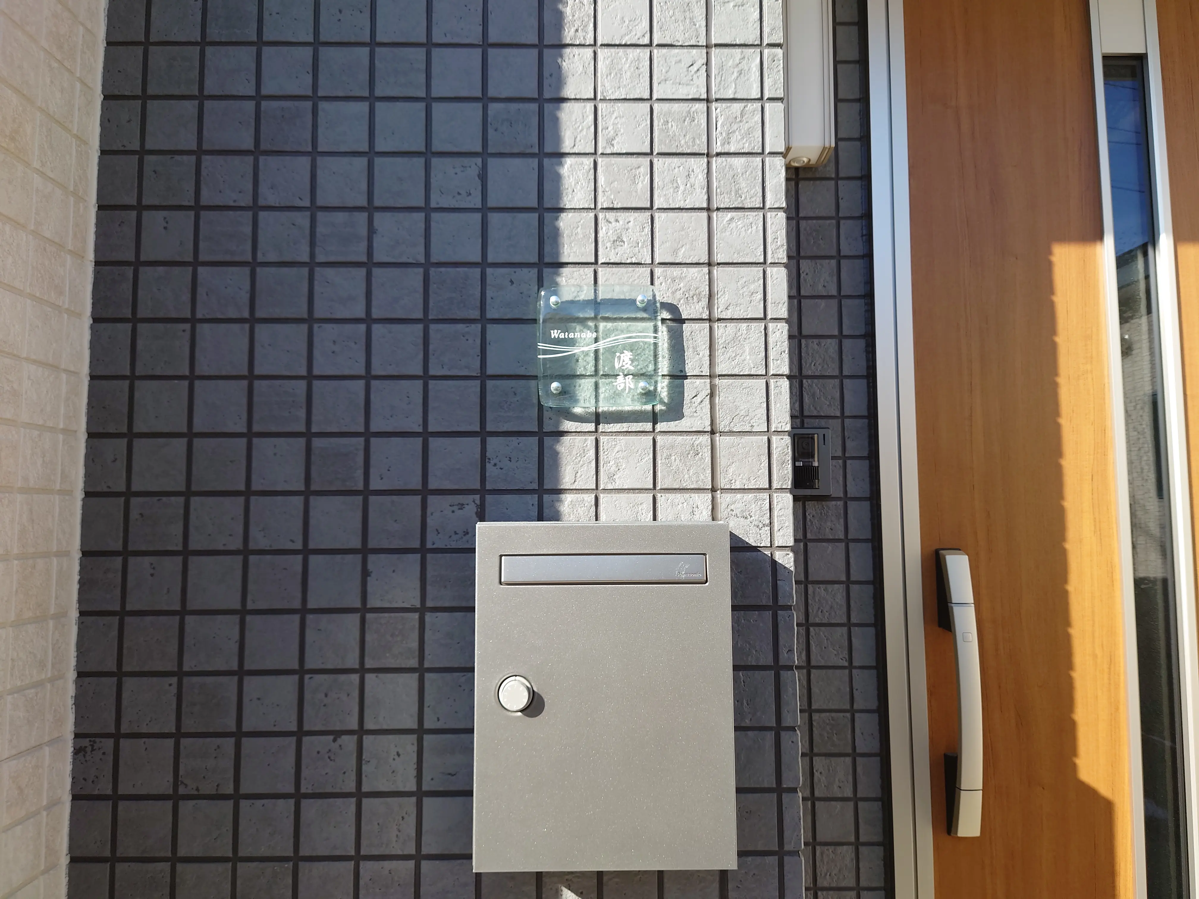 シンプルなデザインが生きる、輝く手作りクリアガラス表札【hf-117】