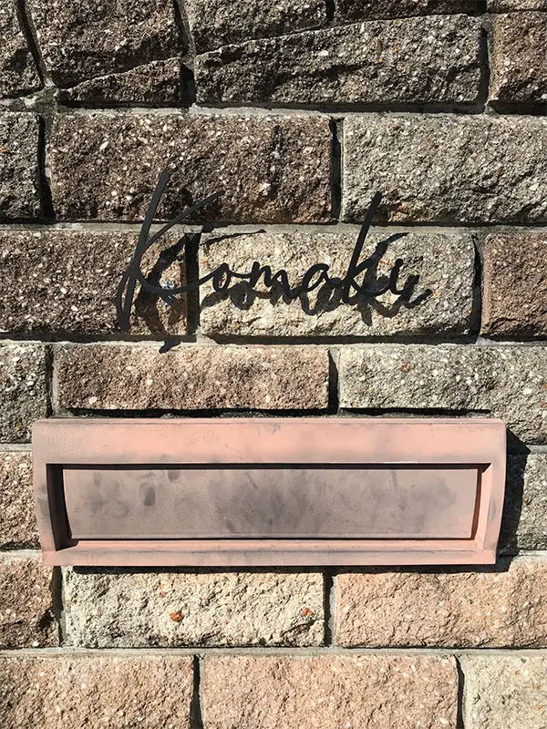 真鍮風のゴールド塗装 華奢でシンプルな手書き風切り文字表札【lcsr-22】