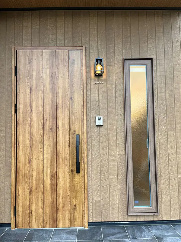 真鍮風のゴールド塗装 華奢でシンプルな手書き風切り文字表札【lcsr-22】