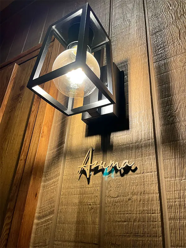 真鍮風のゴールド塗装 華奢でシンプルな手書き風切り文字表札【lcsr-22】