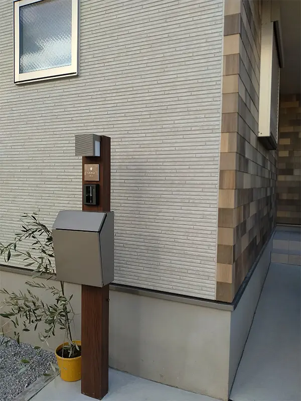 かわいい手のひらサイズで設置スペースの限られた機能門柱などにおすすめタイル表札【HSM-14】