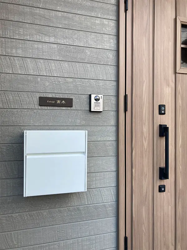 シックなカラーが大人な雰囲気をつくるおしゃれなタイル表札【hsm-12】