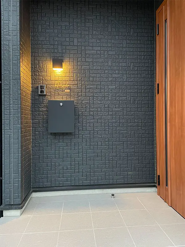 真鍮風のゴールド塗装 華奢でシンプルな手書き風切り文字表札【lcsr-22】