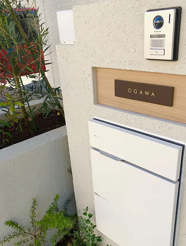 シックなカラーが大人な雰囲気をつくるおしゃれなタイル表札【hsm-12】