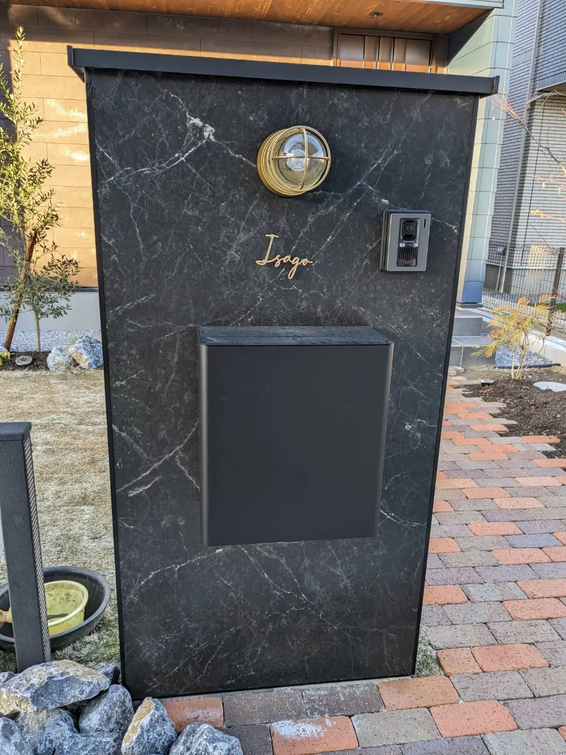 真鍮風のゴールド塗装 華奢でシンプルな手書き風切り文字表札【lcsr-22】