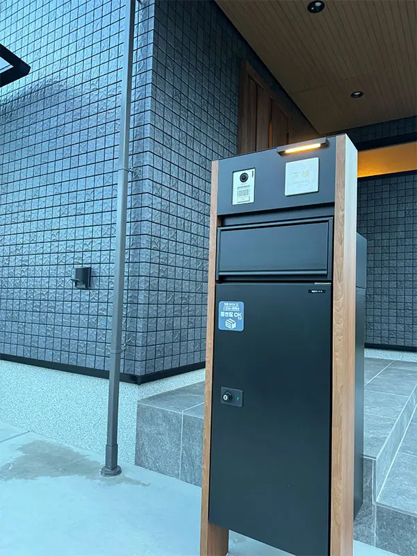 かわいい手のひらサイズで設置スペースの限られた機能門柱などにおすすめタイル表札【HSM-14】