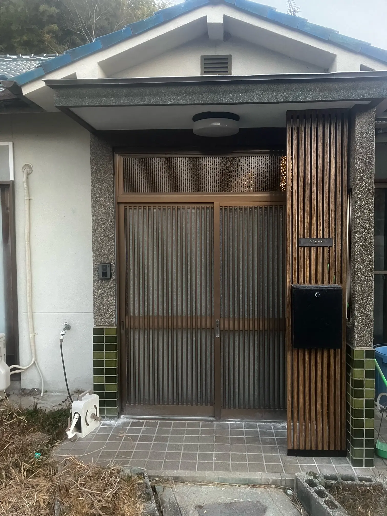 シックなカラーが大人な雰囲気をつくるおしゃれなタイル表札【hsm-12】