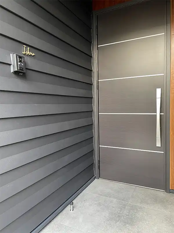 真鍮風のゴールド塗装 華奢でシンプルな手書き風切り文字表札【lcsr-22】