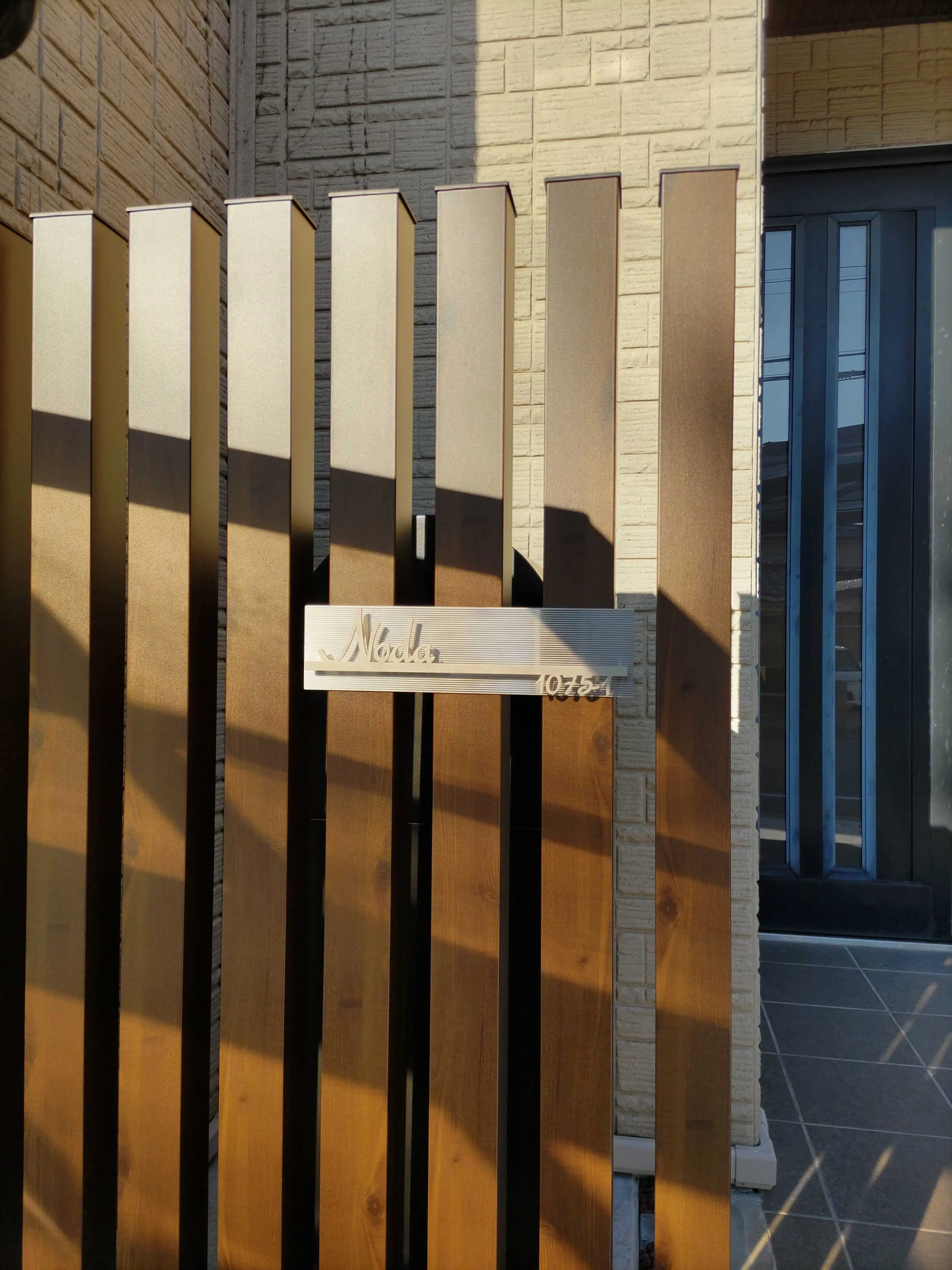 シンプルボーダーラインのレーザーカットステンレス表札【LCS-33】