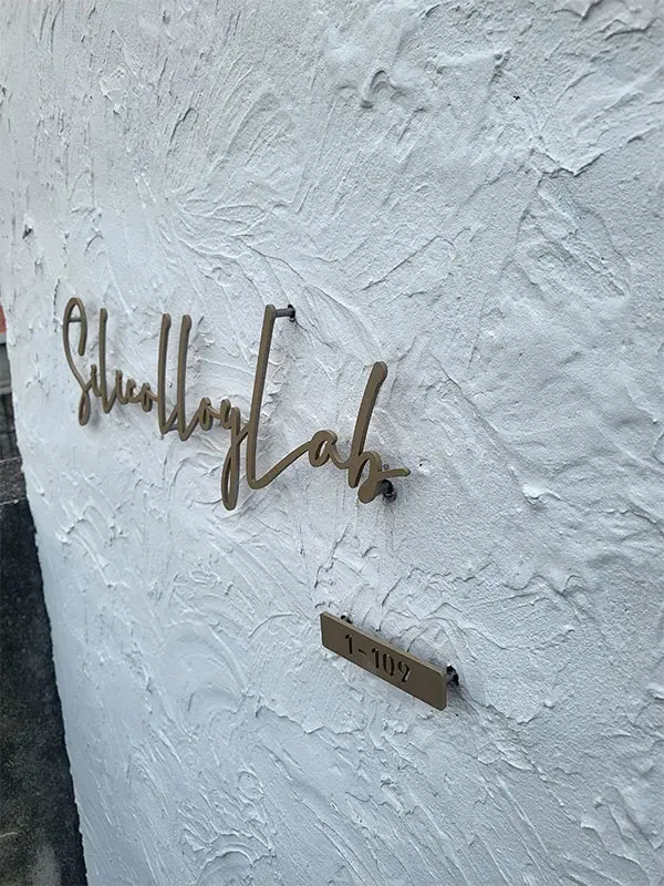 真鍮風のゴールド塗装 華奢でシンプルな手書き風切り文字表札【lcsr-22】