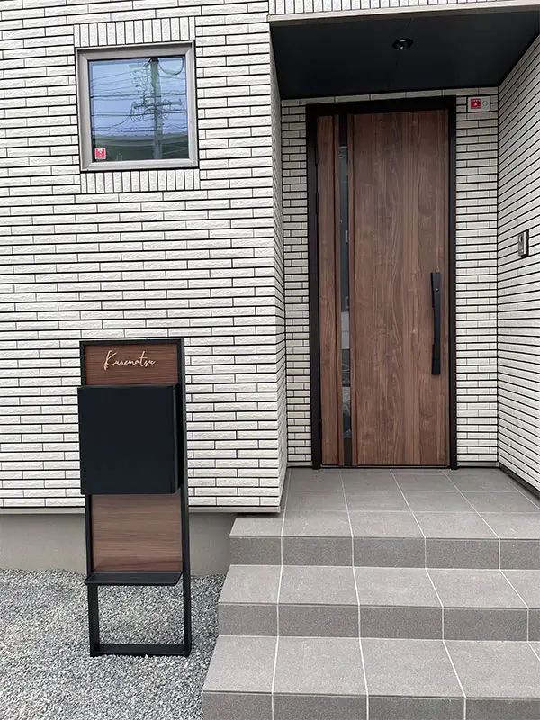 真鍮風のゴールド塗装 華奢でシンプルな手書き風切り文字表札【lcsr-22】