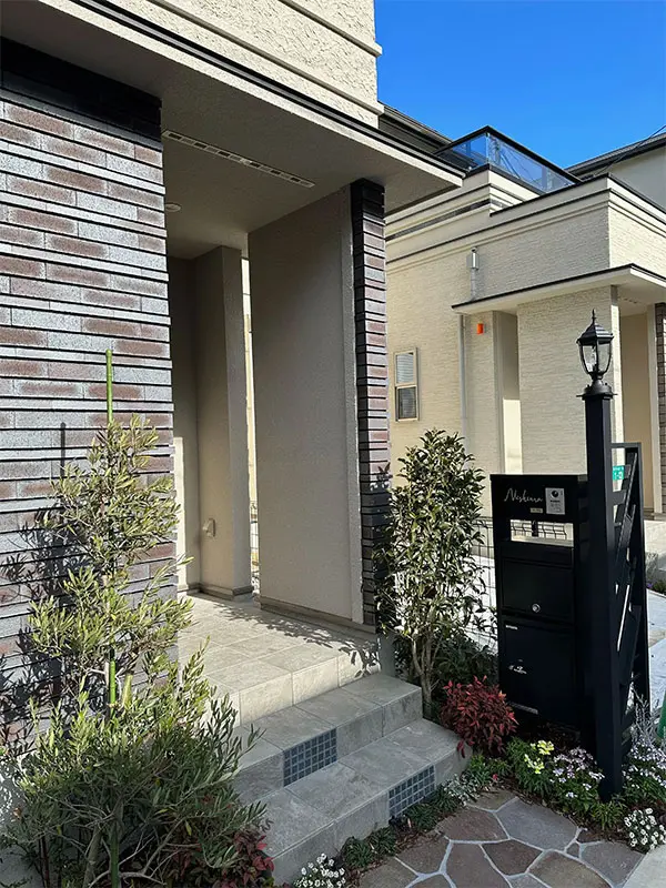 真鍮風のゴールド塗装 華奢でシンプルな手書き風切り文字表札【lcsr-22】