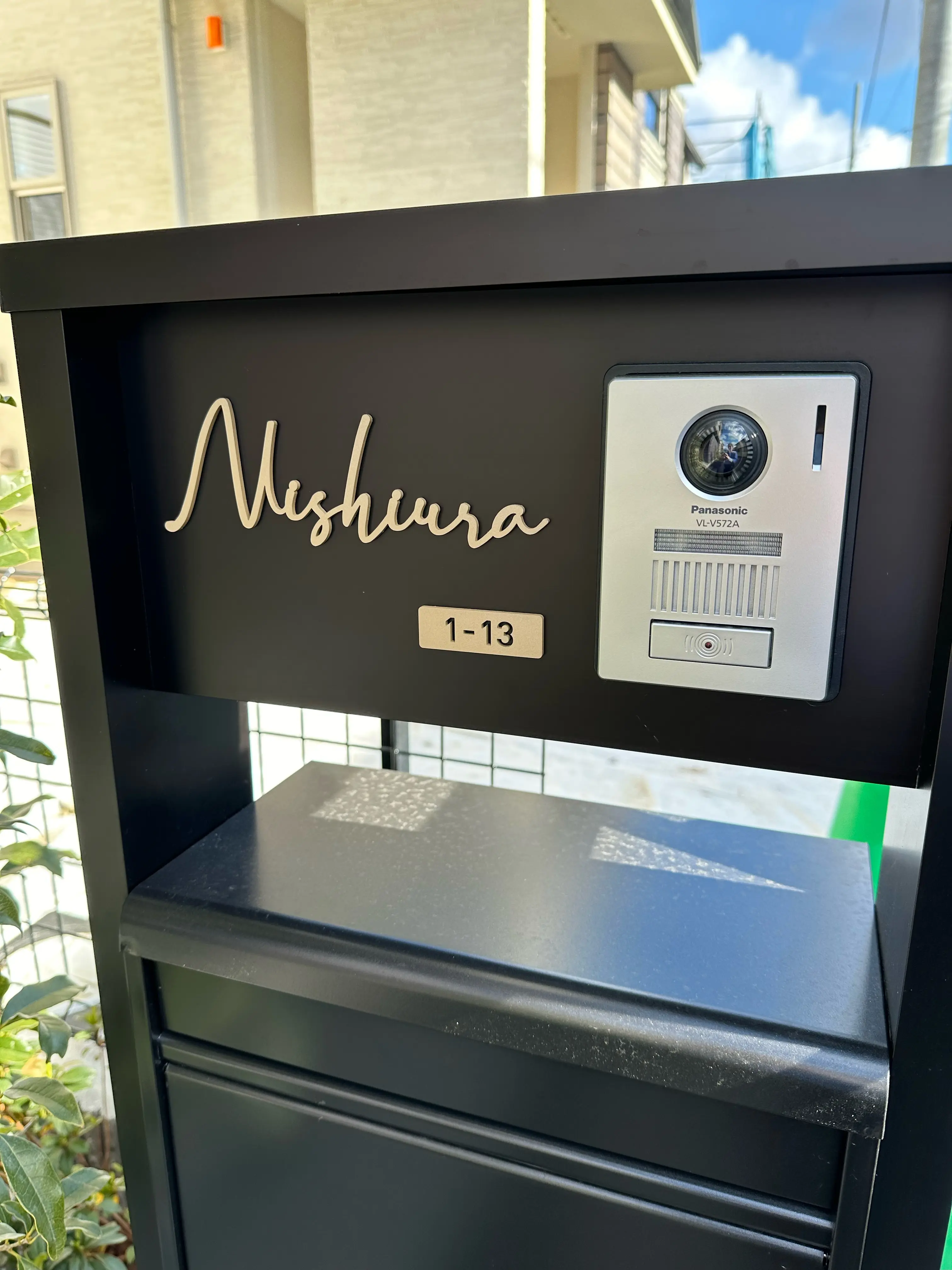 真鍮風のゴールド塗装 華奢でシンプルな手書き風切り文字表札【lcsr-22】