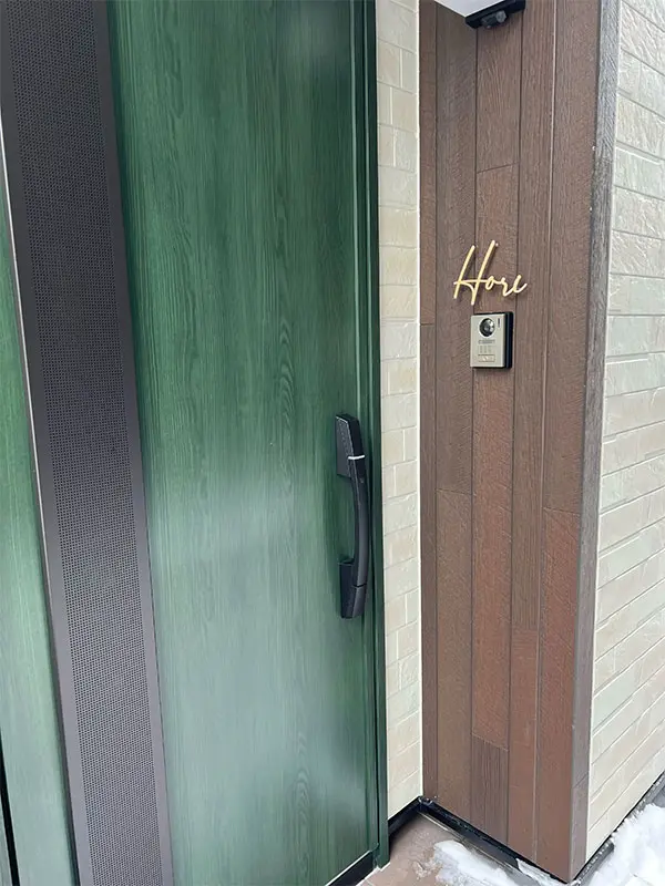 真鍮風のゴールド塗装 華奢でシンプルな手書き風切り文字表札【lcsr-22】