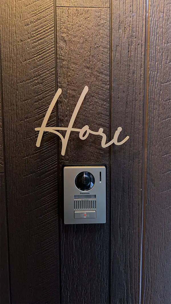 真鍮風のゴールド塗装 華奢でシンプルな手書き風切り文字表札【lcsr-22】