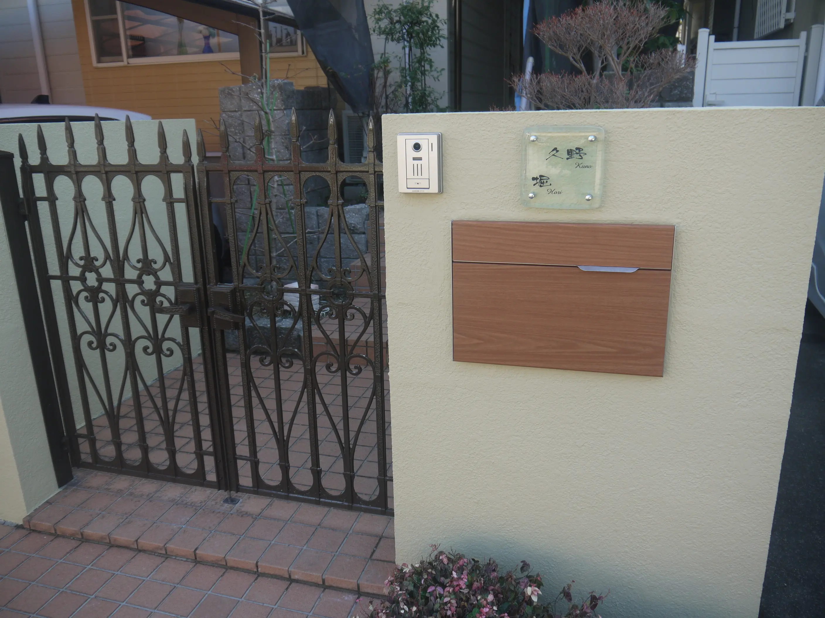 シンプルなデザインが生きる、輝く手作りクリアガラス表札【hf-117】