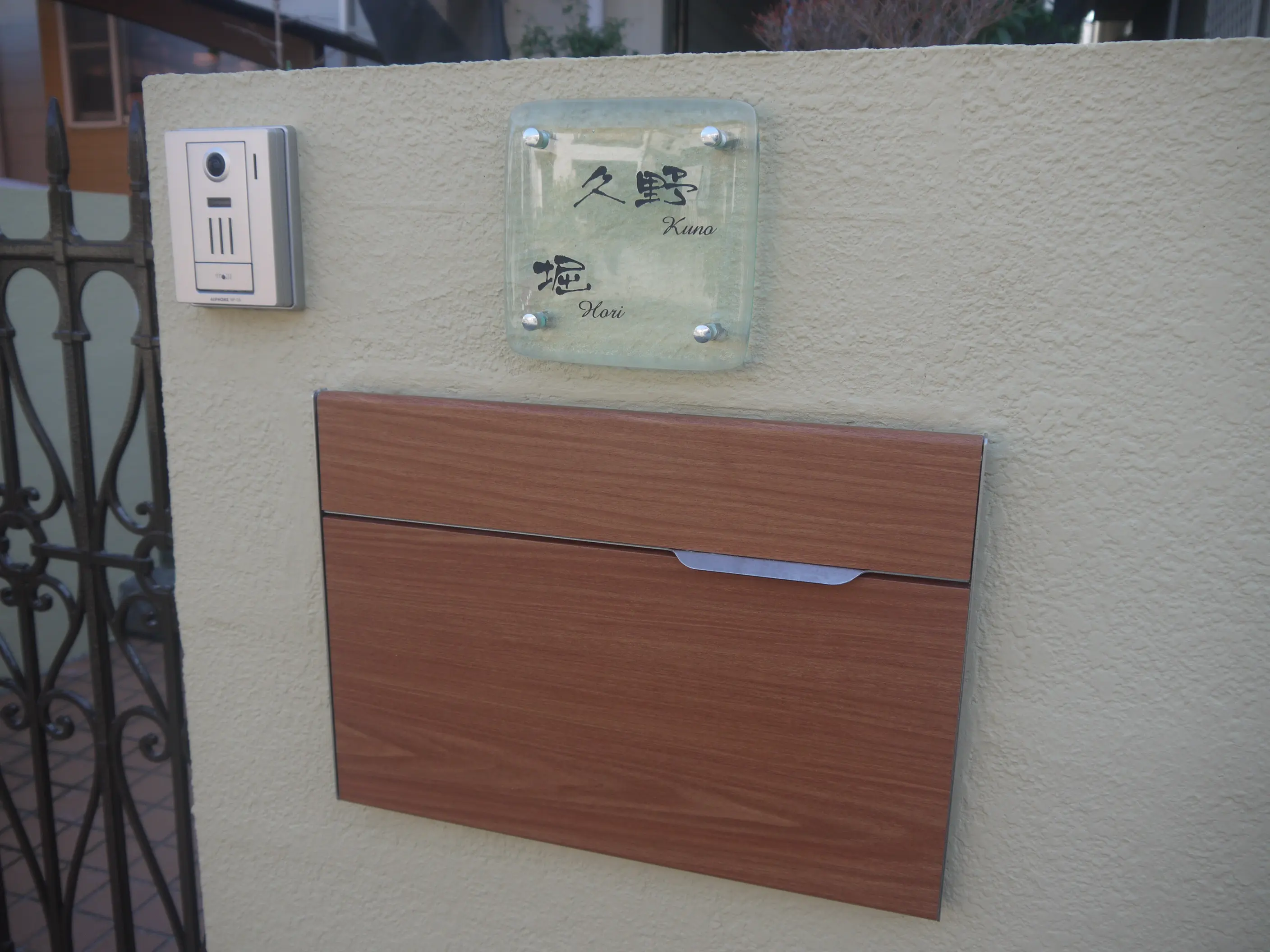 シンプルなデザインが生きる、輝く手作りクリアガラス表札【hf-117】