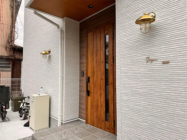 真鍮風のゴールド塗装 華奢でシンプルな手書き風切り文字表札【lcsr-22】