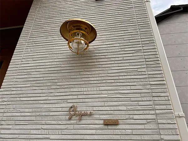 真鍮風のゴールド塗装 華奢でシンプルな手書き風切り文字表札【lcsr-22】