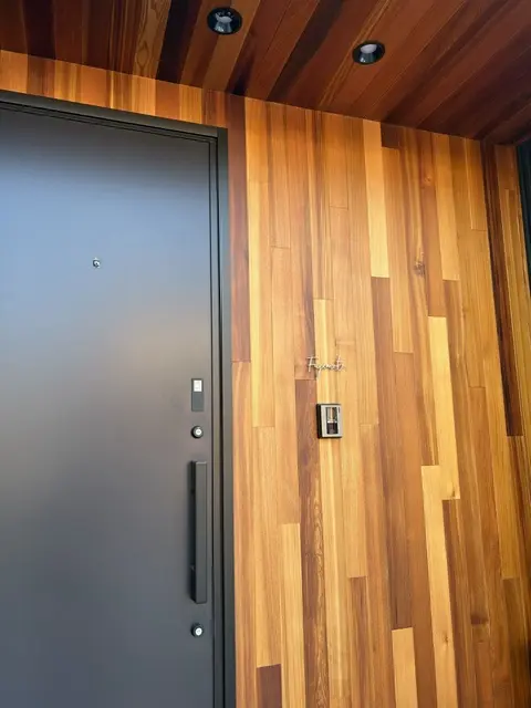 真鍮風のゴールド塗装 華奢でシンプルな手書き風切り文字表札【lcsr-22】