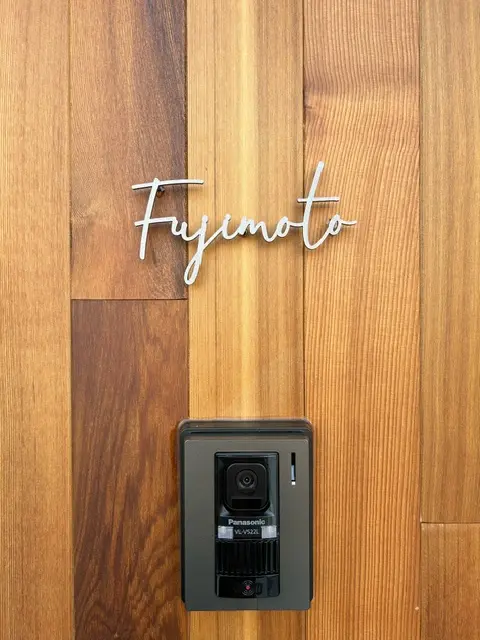 真鍮風のゴールド塗装 華奢でシンプルな手書き風切り文字表札【lcsr-22】