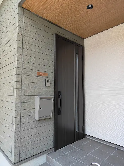 シックなカラーが大人な雰囲気をつくるおしゃれなタイル表札【hsm-12】