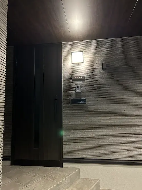 シックなカラーが大人な雰囲気をつくるおしゃれなタイル表札【hsm-12】