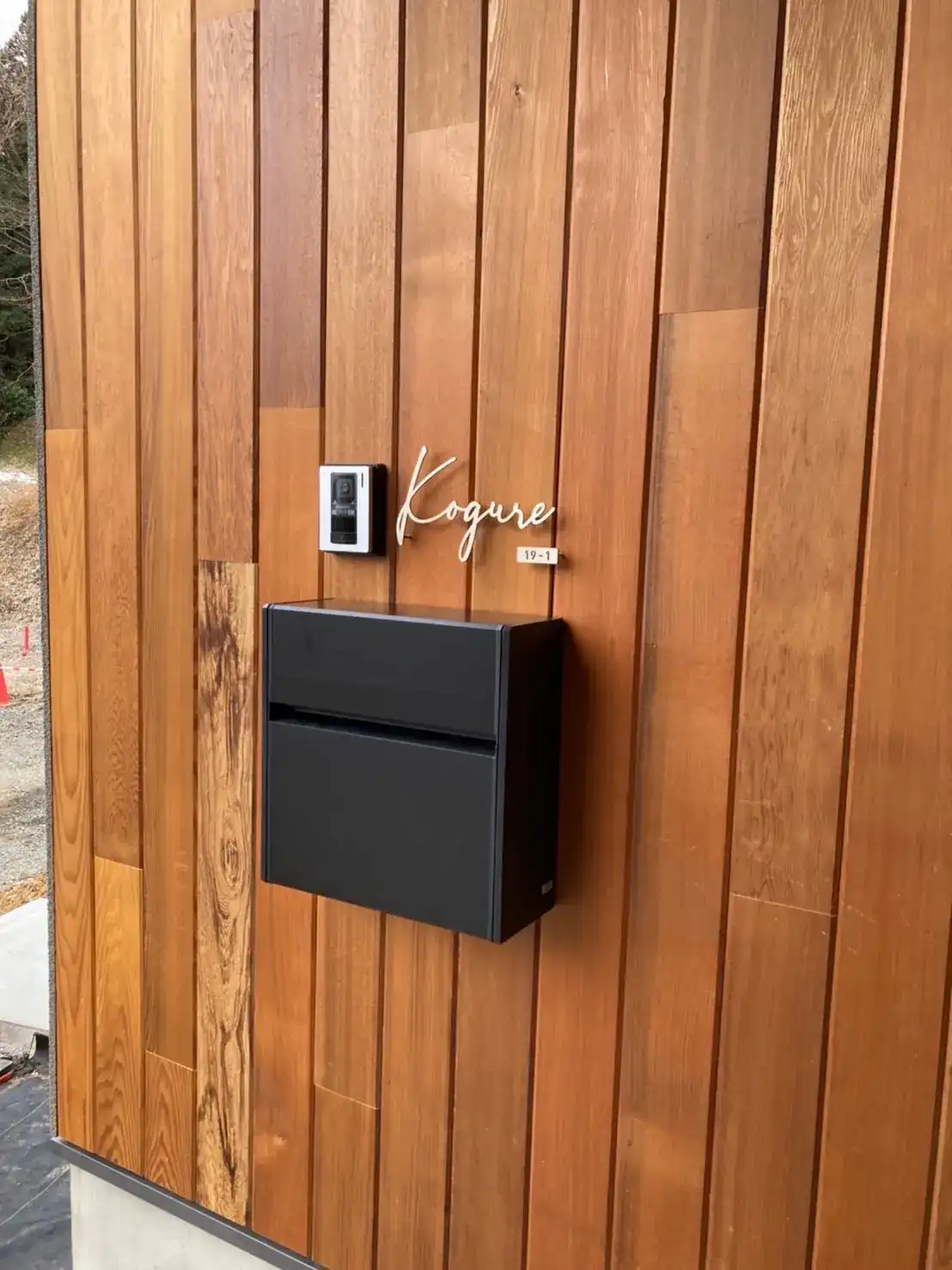 真鍮風のゴールド塗装 華奢でシンプルな手書き風切り文字表札【lcsr-22】