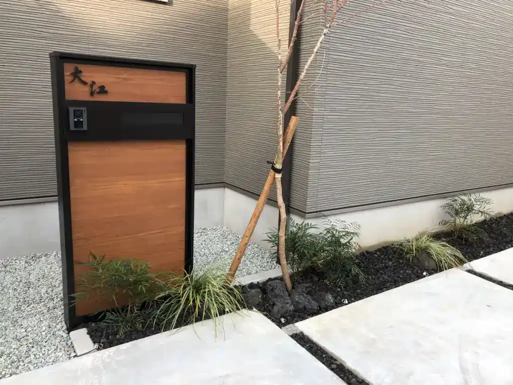 玄関周りの四季に馴染む 洗練された和文表札【lcsj-01】