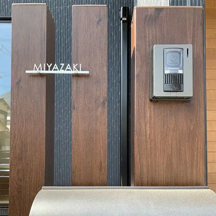 機能門柱に最適！コンパクトサイズのレーザーカットステンレス表札【LCSM-02】