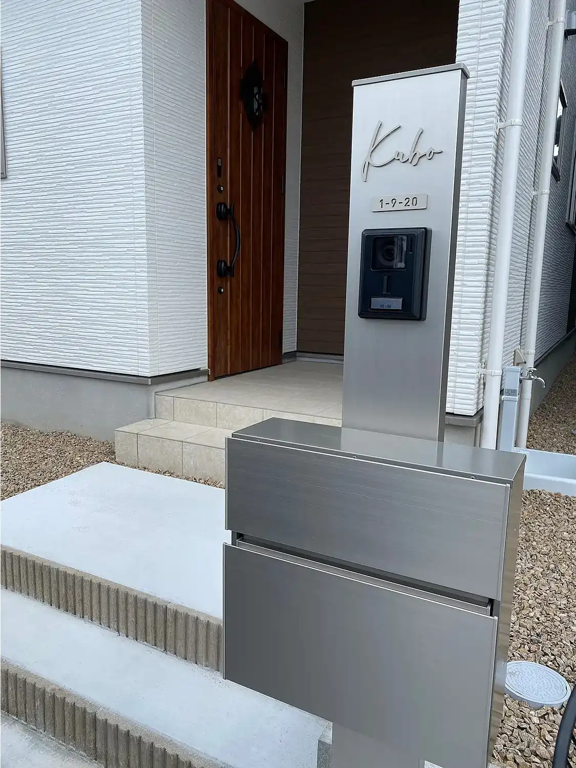 真鍮風のゴールド塗装 華奢でシンプルな手書き風切り文字表札【lcsr-22】