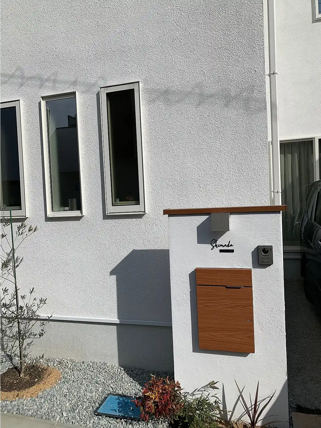 真鍮風のゴールド塗装 華奢でシンプルな手書き風切り文字表札【lcsr-22】