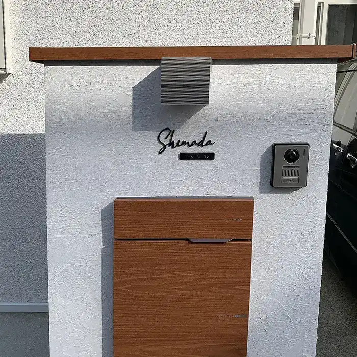 真鍮風のゴールド塗装 華奢でシンプルな手書き風切り文字表札【lcsr-22】