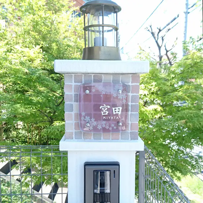 ピンクの桜柄の表札が戸建ての玄関をかわいく演出【hf-65】