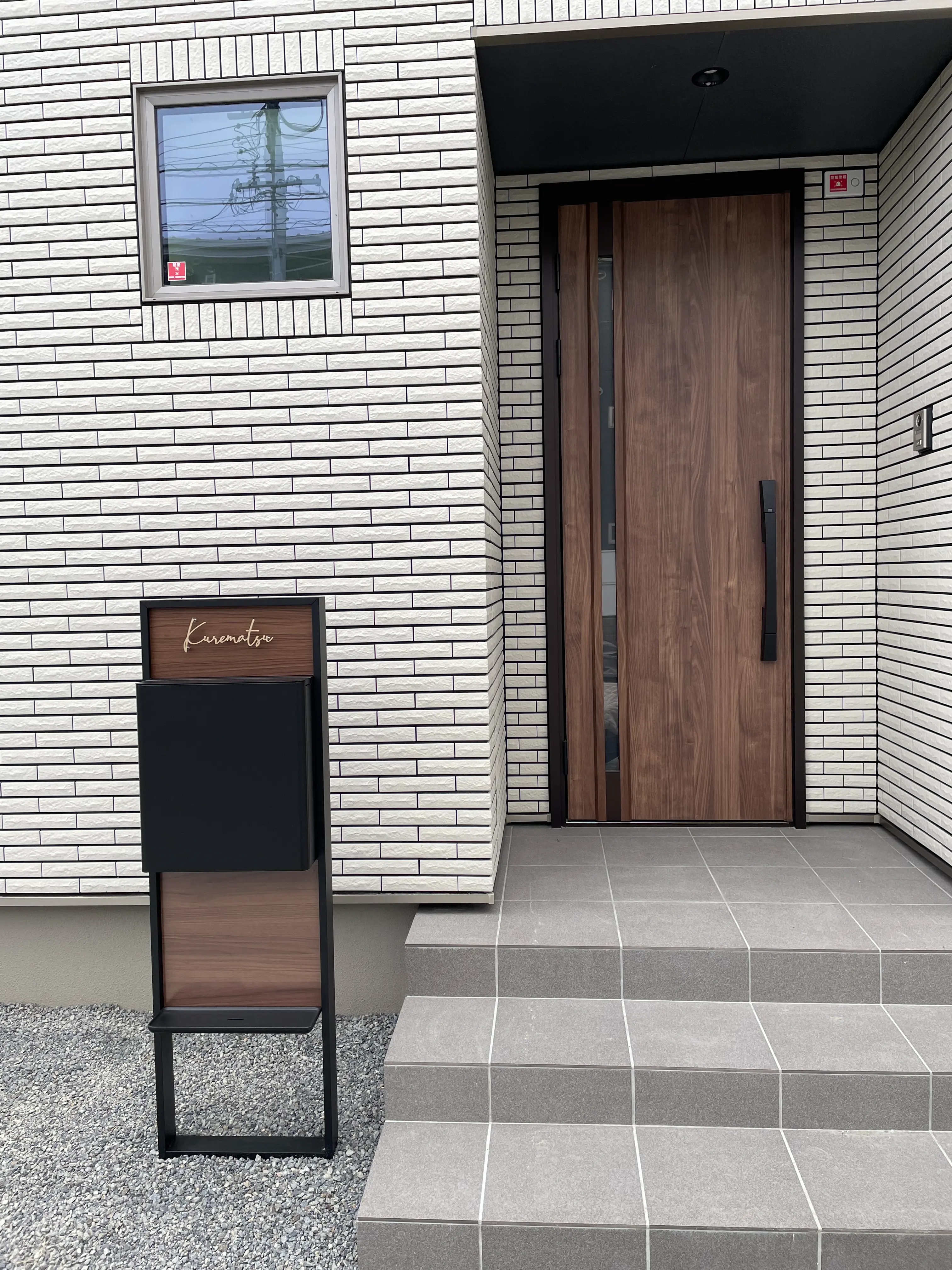 真鍮風のゴールド塗装 華奢でシンプルな手書き風切り文字表札【lcsr-22】