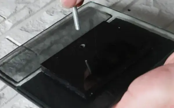 寸切りボルトを取付ける画像