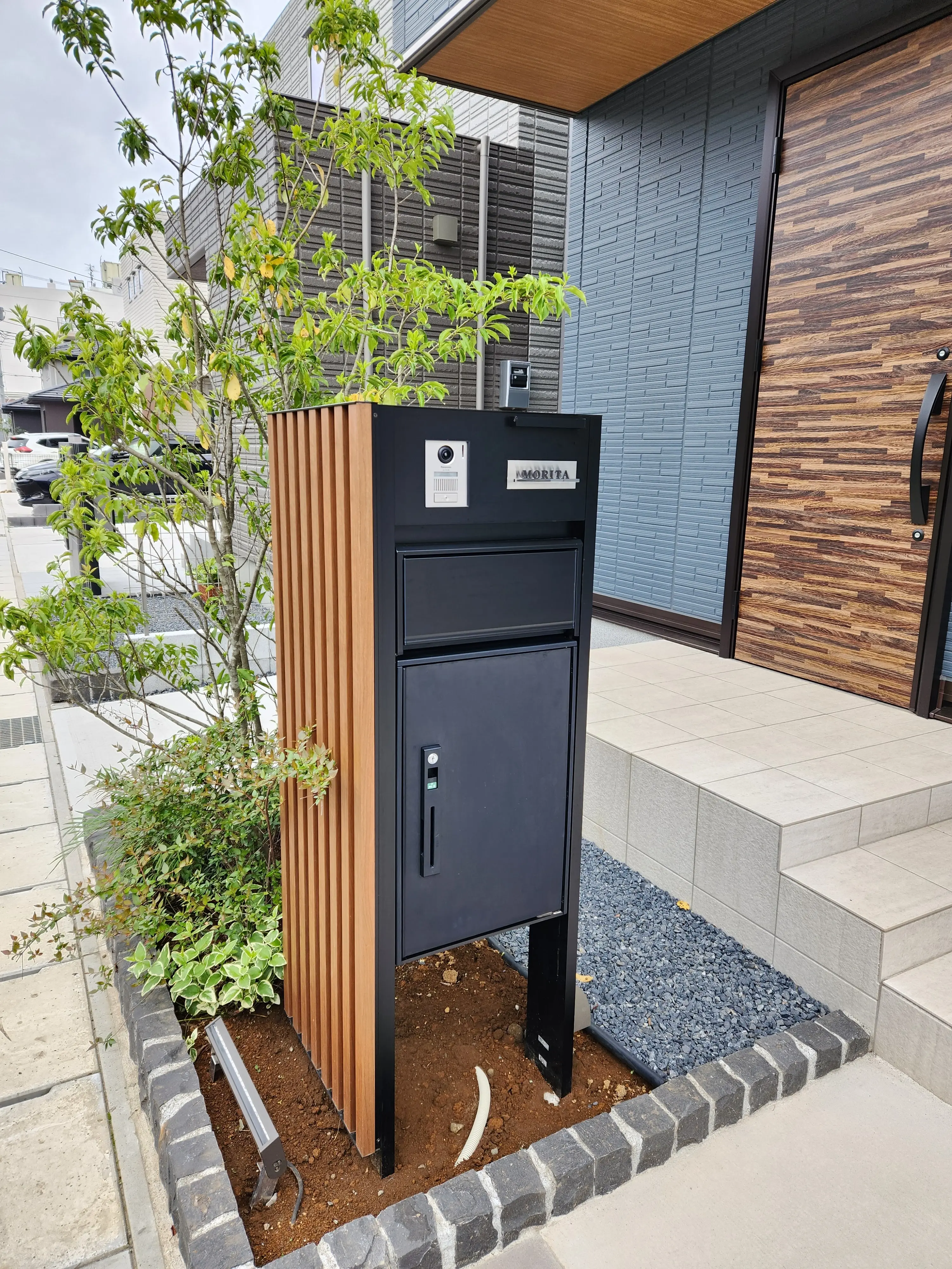 エントランスにひとつ上のクオリティを レーザーカット ステンレス マンション表札【LCSM-01】