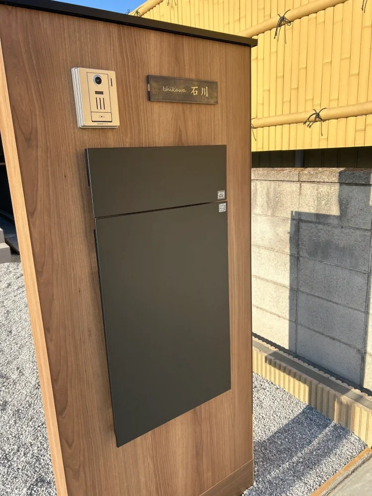 シックなカラーが大人な雰囲気をつくるおしゃれなタイル表札【hsm-12】