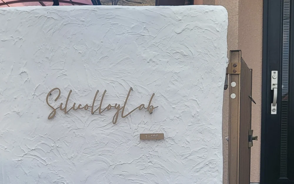 手書き風の切文字で作られた会社看板