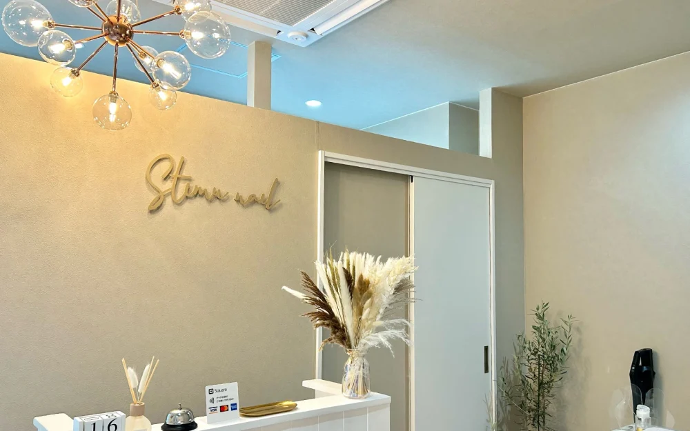 ネイルサロンの室内に設置された手書き風文字のステンレス看板