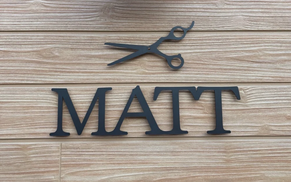 美容室の外壁に取付けられたブラックのステンレス切文字看板