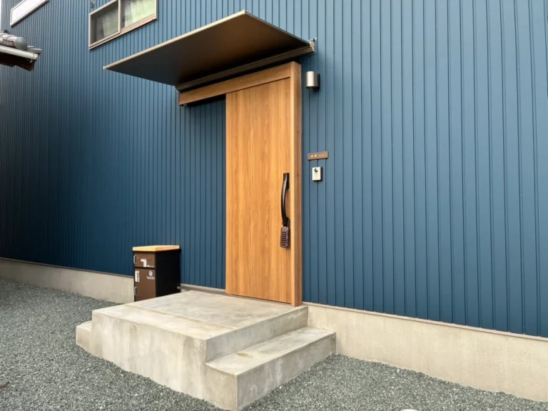 シックなカラーが大人な雰囲気をつくるおしゃれなタイル表札【hsm-12】