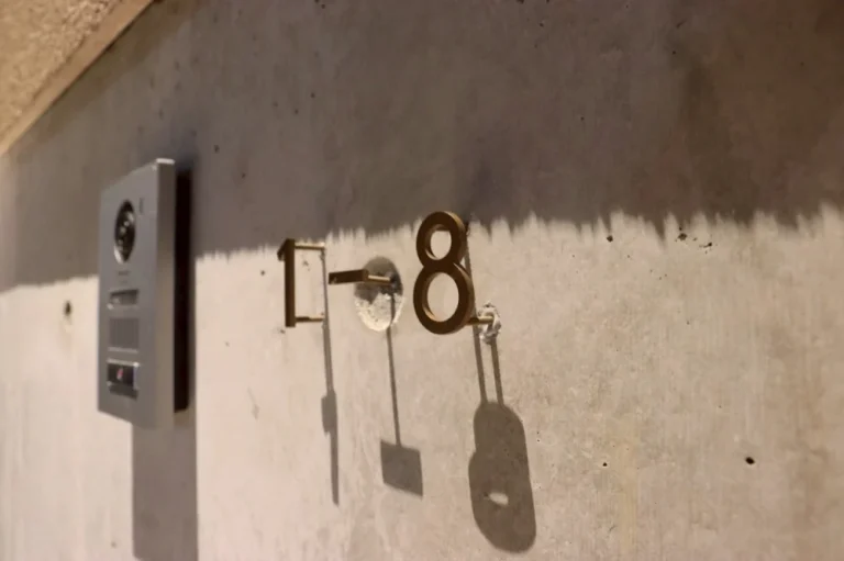 真鍮や銅のようなシックな2色 数字 切り文字 suzy スージィ 【lcs-nb】