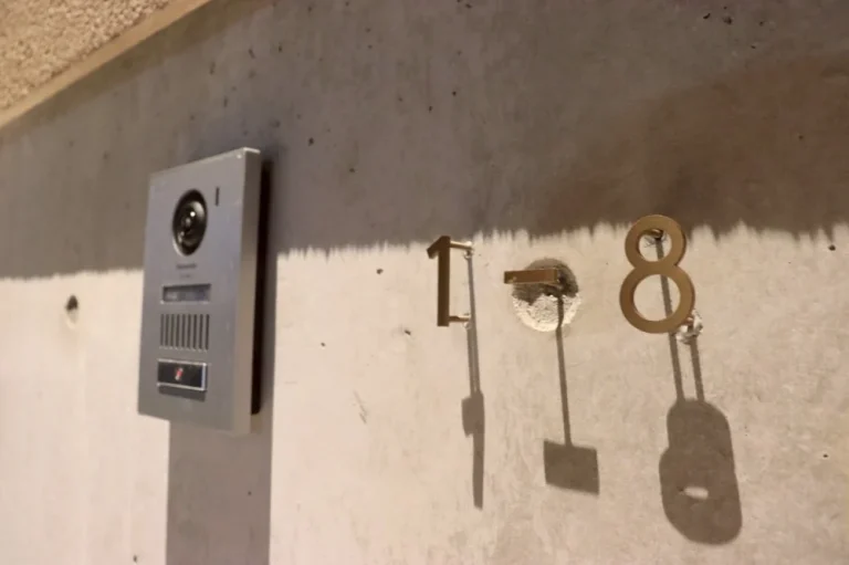 真鍮や銅のようなシックな2色 数字 切り文字 suzy スージィ 【lcs-nb】